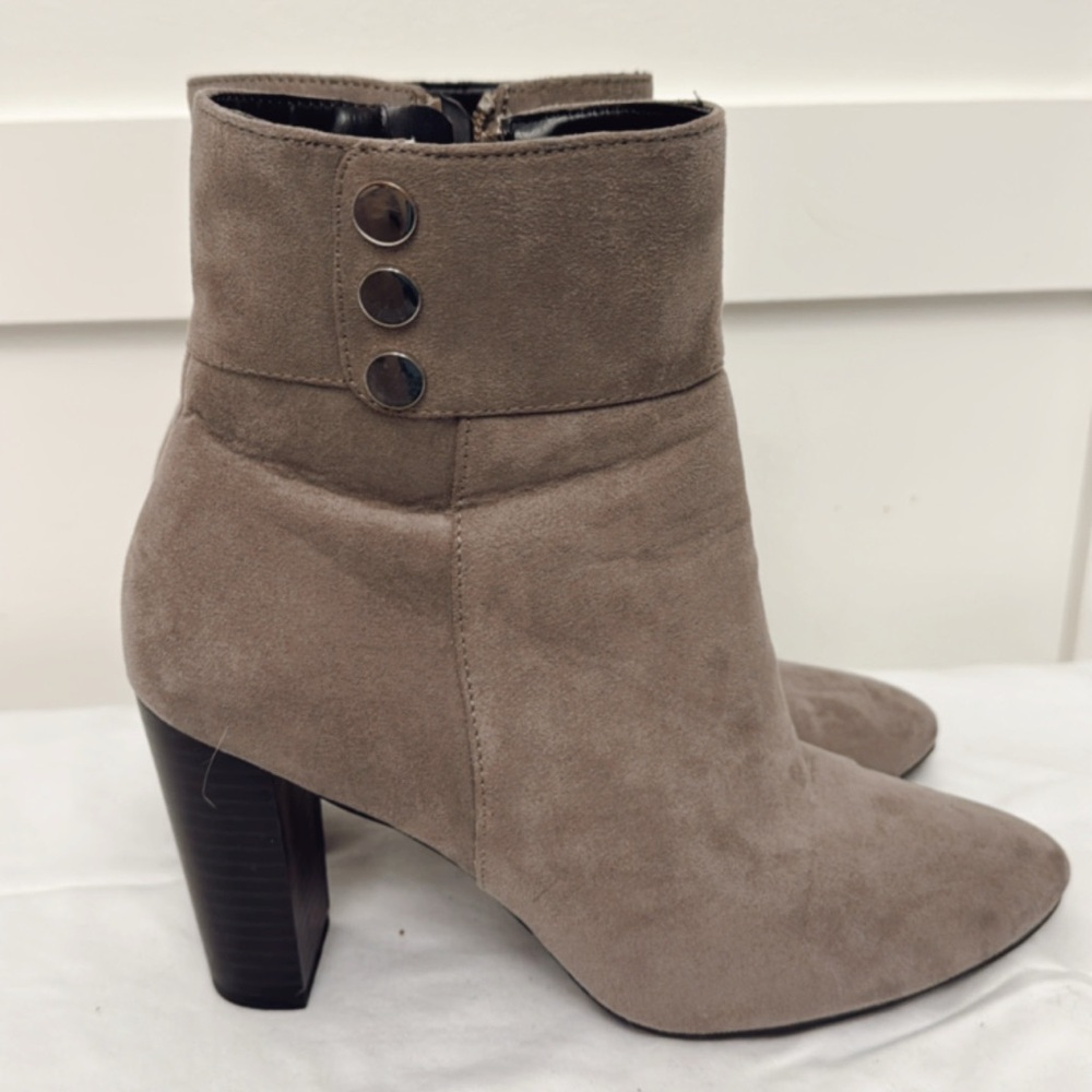 Jones New York Tan Heeled Boots with Chunky Heel